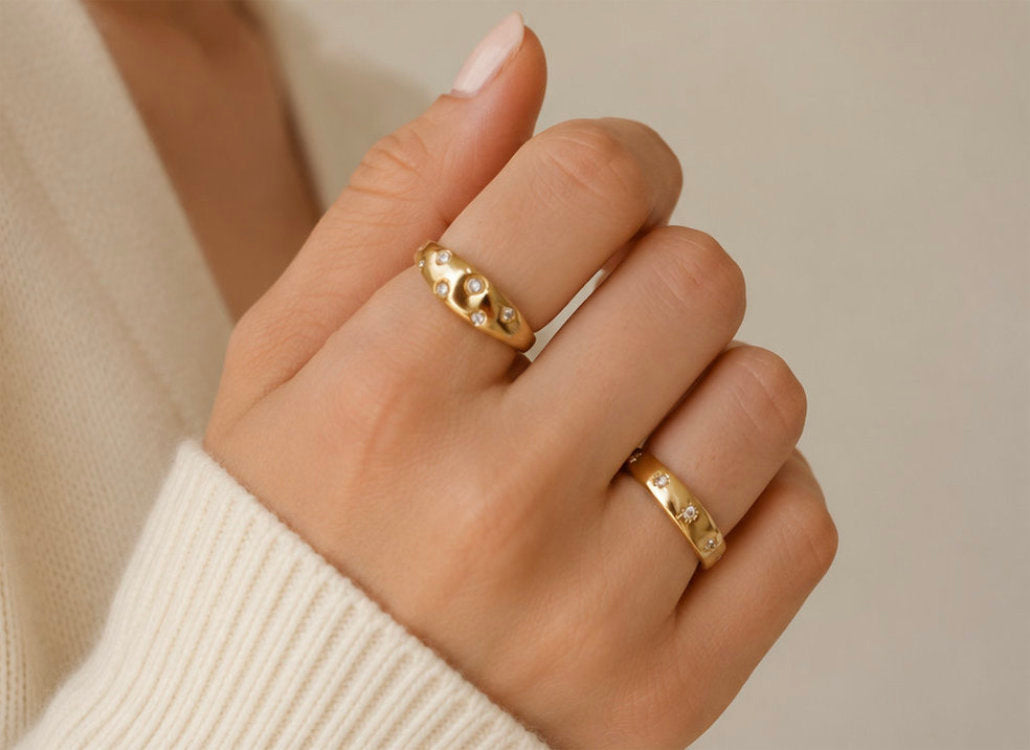 Stainless steel ring with 6 rhinestones