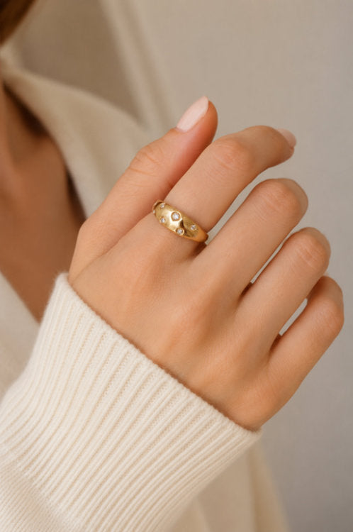 Stainless steel ring with 6 rhinestones