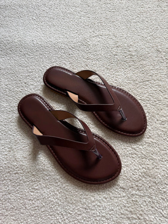 Tongs plates effet cuir