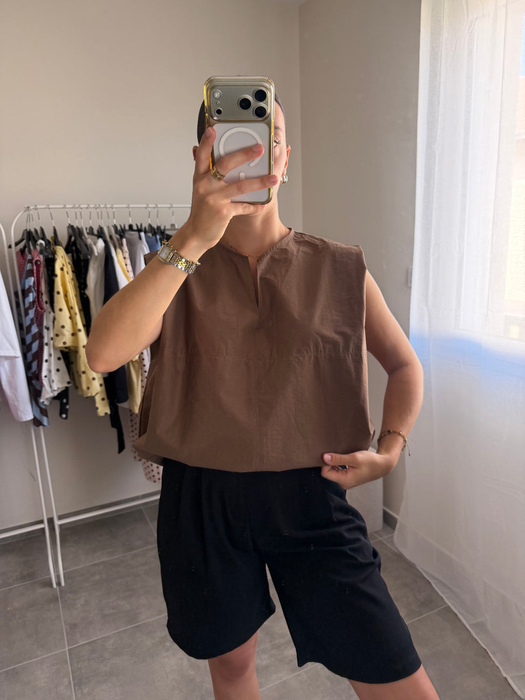 Blouse sans manches coupe large et petit col V