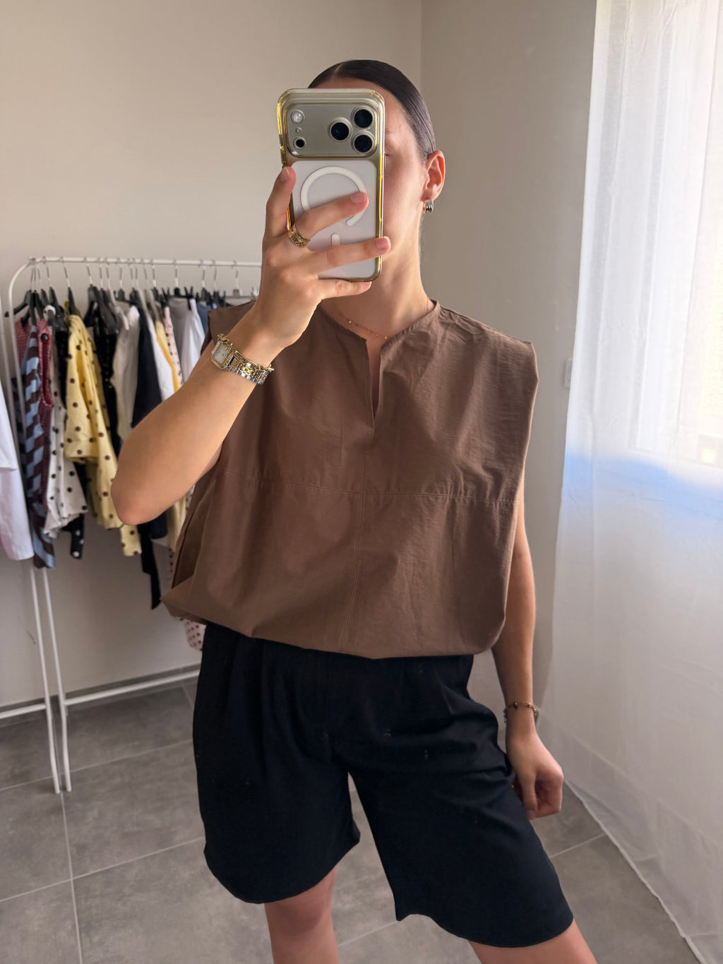Blouse sans manches coupe large et petit col V
