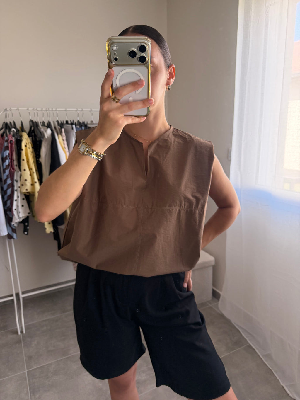 Blouse sans manches coupe large et petit col V