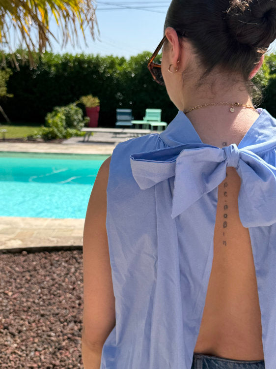 Blouse sans manches dos ouvert avec noeud