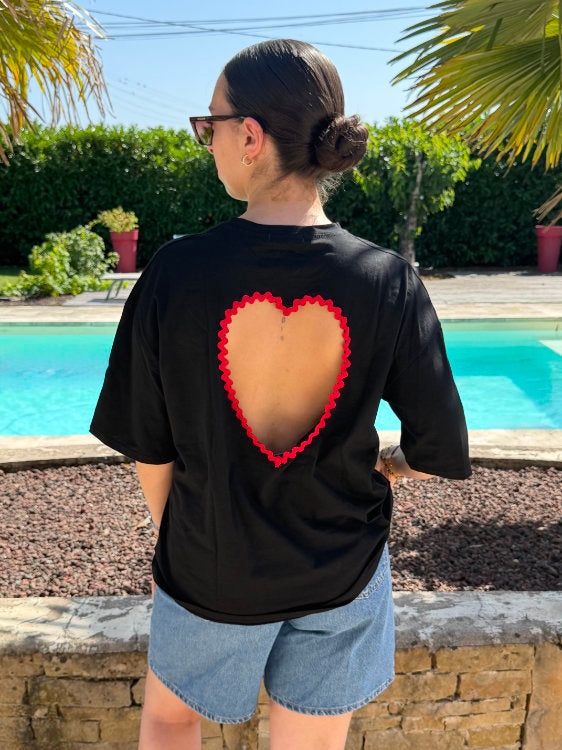 Tee shirt avec cœur rouge dans le dos