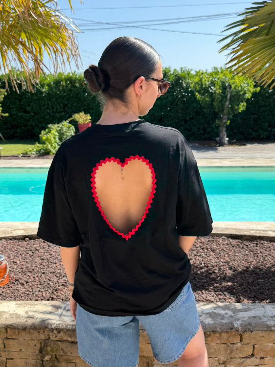 Tee shirt avec cœur rouge dans le dos