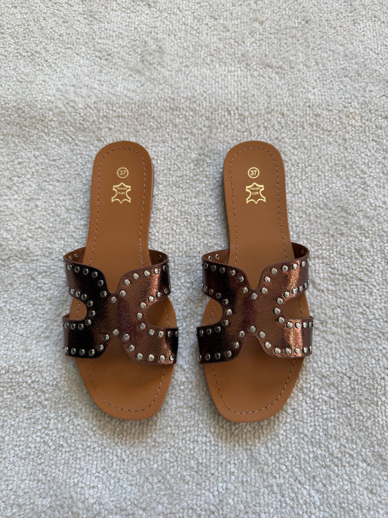 Sandales plates en cuir détails argentés