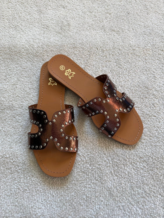 Sandales plates en cuir détails argentés