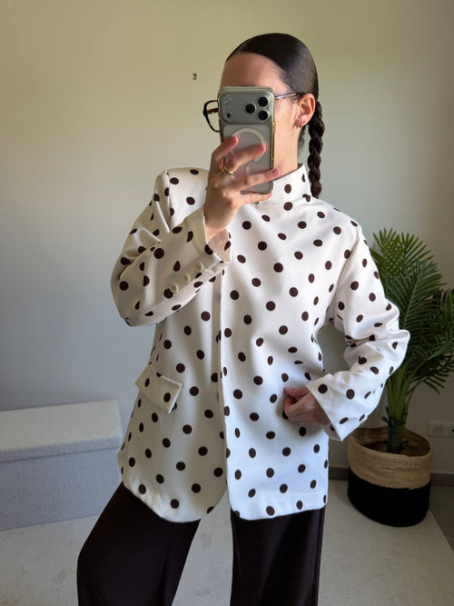 Long-sleeved blazer with brown polka dots and a crossover collar