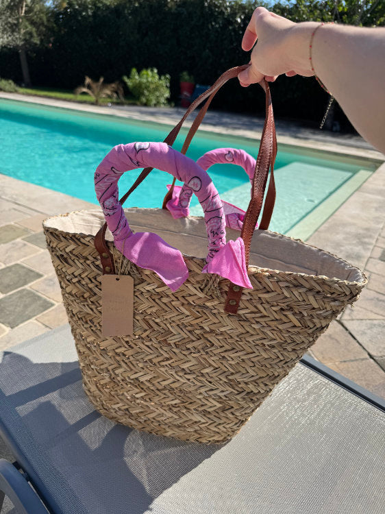 Sac de plage en paille avec bandana sur les anses