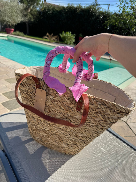 Sac de plage en paille avec bandana sur les anses