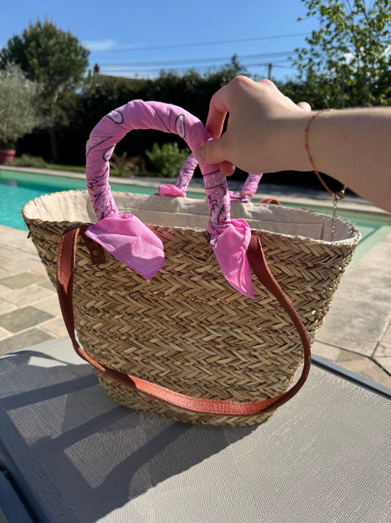 Sac de plage en paille avec bandana sur les anses