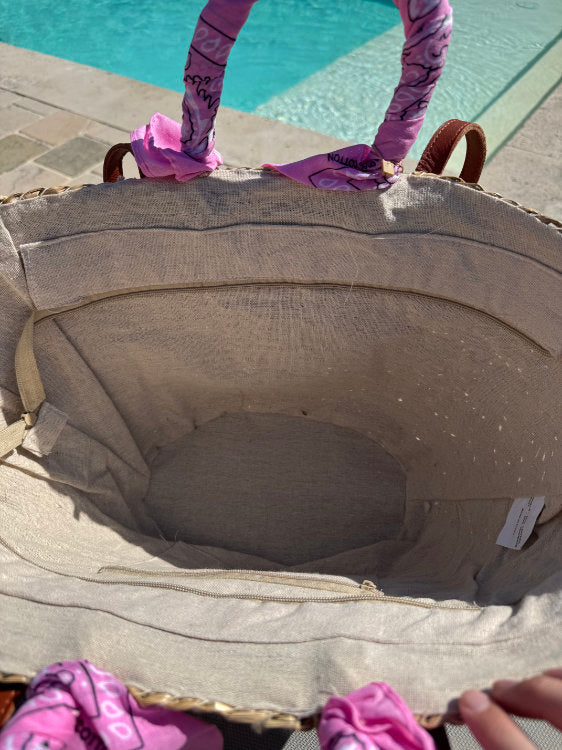 Sac de plage en paille avec bandana sur les anses