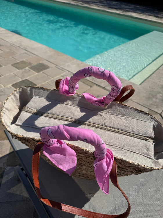 Sac de plage en paille avec bandana sur les anses