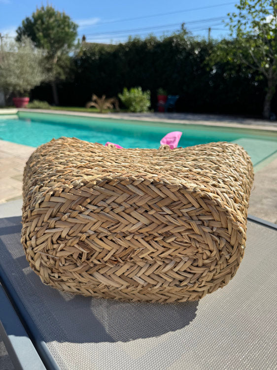 Sac de plage en paille avec bandana sur les anses