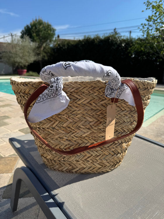 Sac de plage en paille avec bandana sur les anses