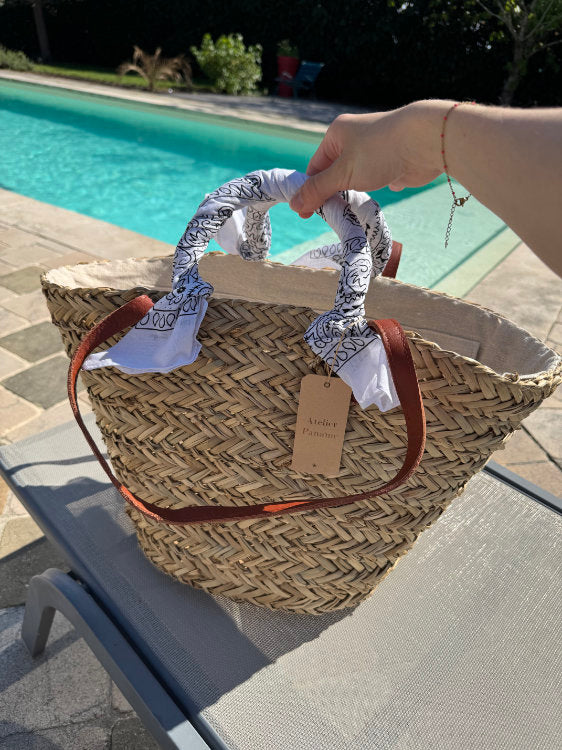 Sac de plage en paille avec bandana sur les anses