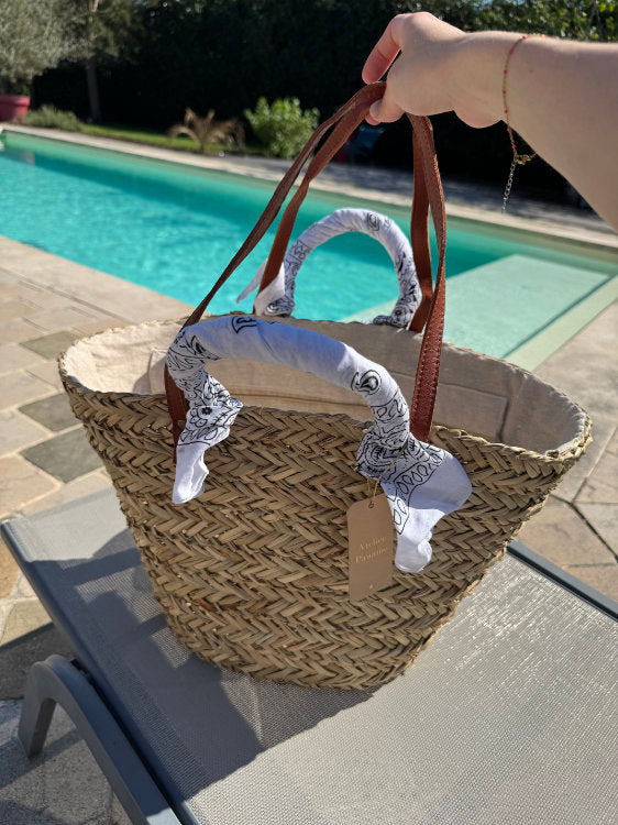 Sac de plage en paille avec bandana sur les anses