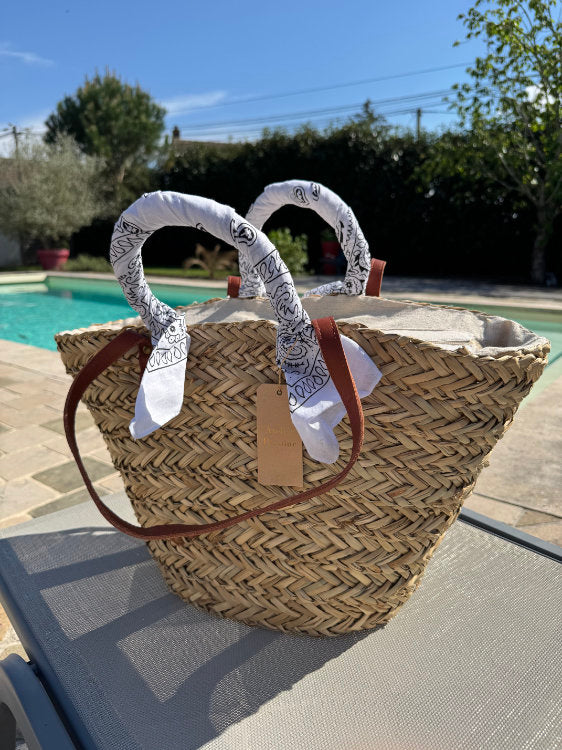 Sac de plage en paille avec bandana sur les anses