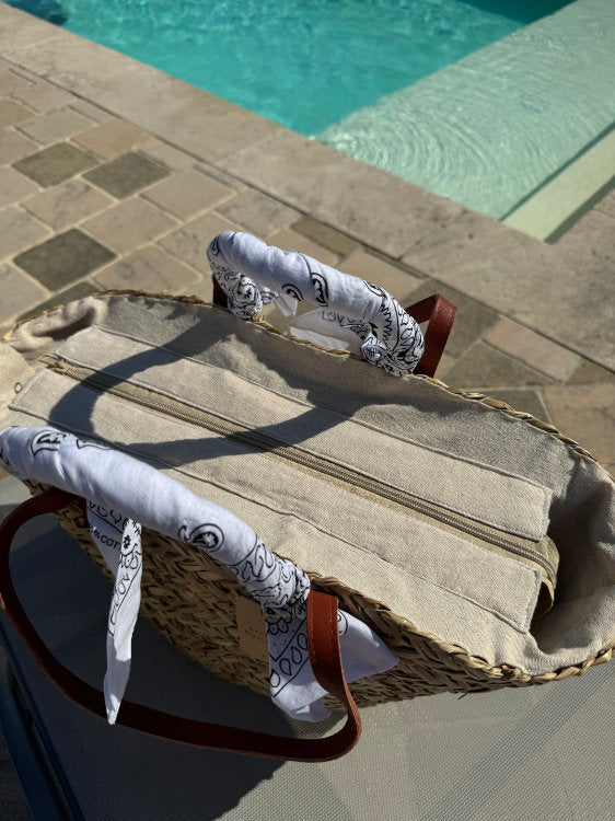 Sac de plage en paille avec bandana sur les anses