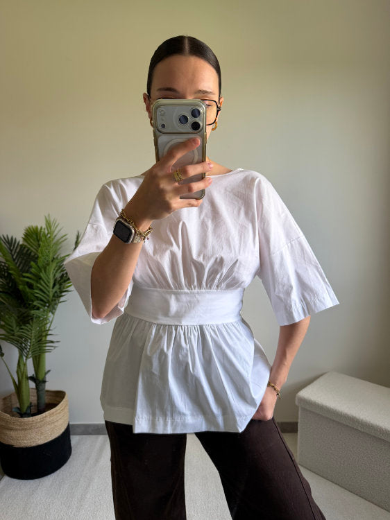 Blouse manches courtes avec nœud dans le bas du dos