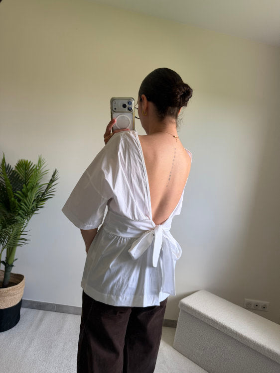 Blouse manches courtes avec nœud dans le bas du dos