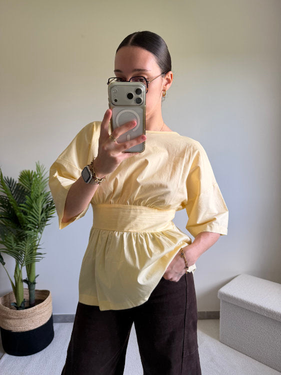 Blouse manches courtes avec nœud dans le bas du dos