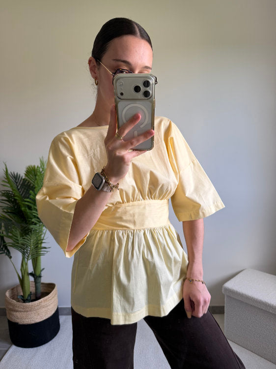 Blouse manches courtes avec nœud dans le bas du dos
