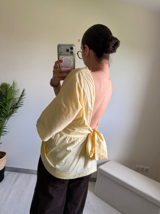 Blouse manches courtes avec nœud dans le bas du dos