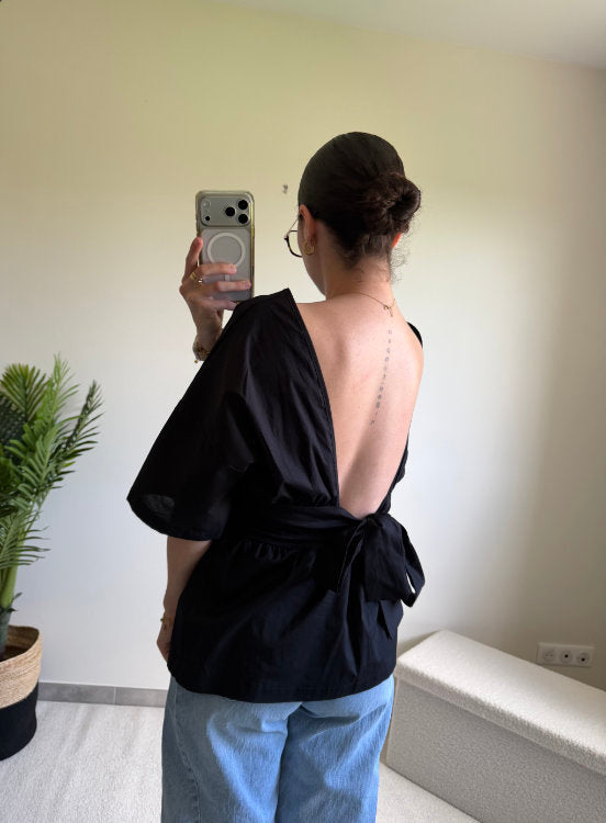 Blouse manches courtes avec nœud dans le bas du dos