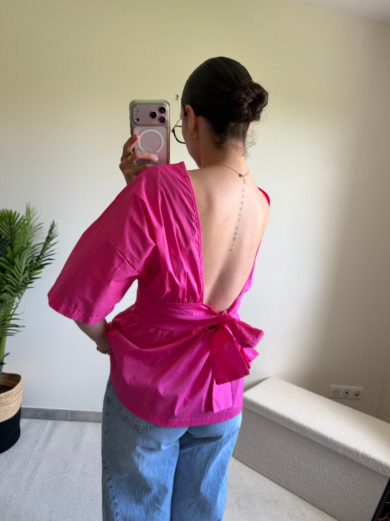 Blouse manches courtes avec nœud dans le bas du dos