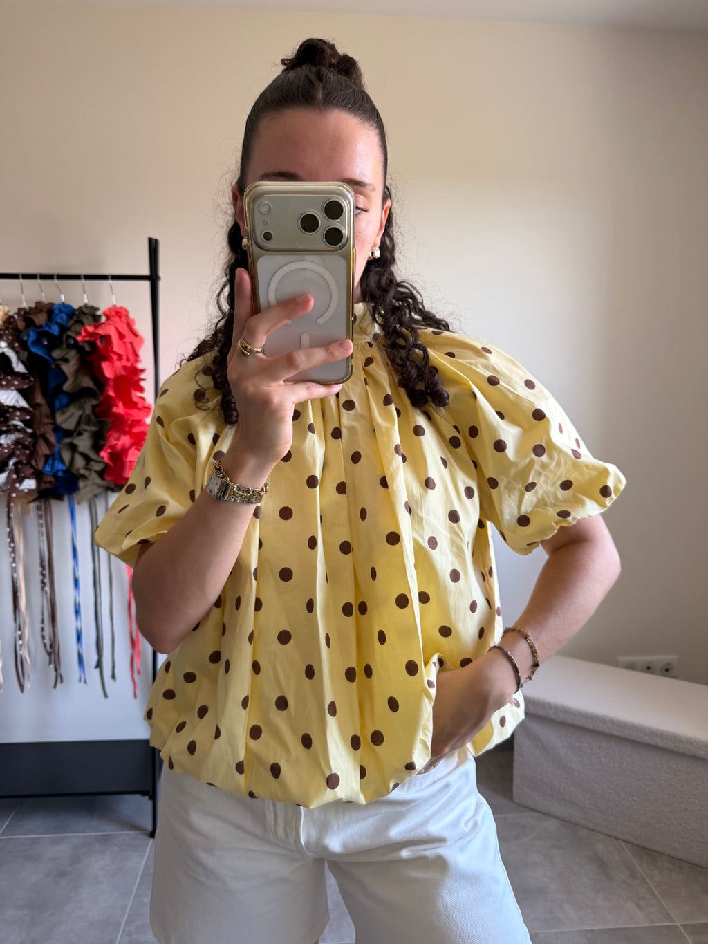 Blouse manches courtes à pois marron dos ouvert
