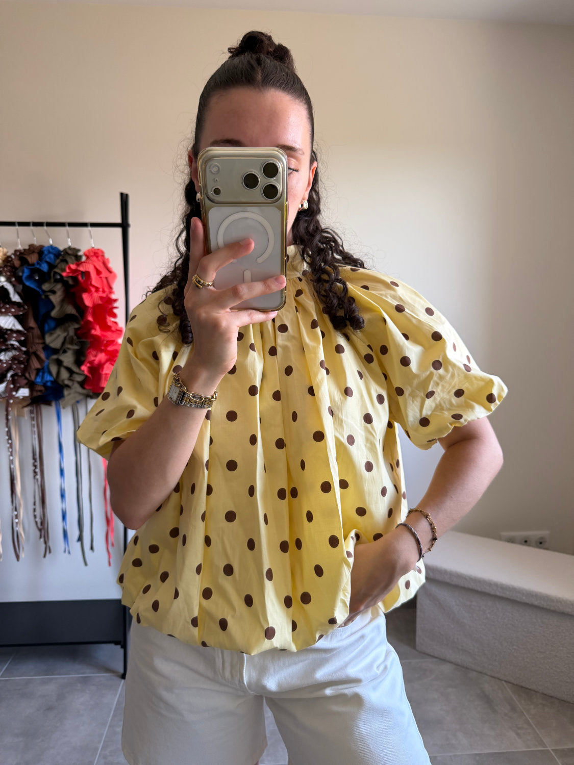 Blouse manches courtes à pois marron dos ouvert