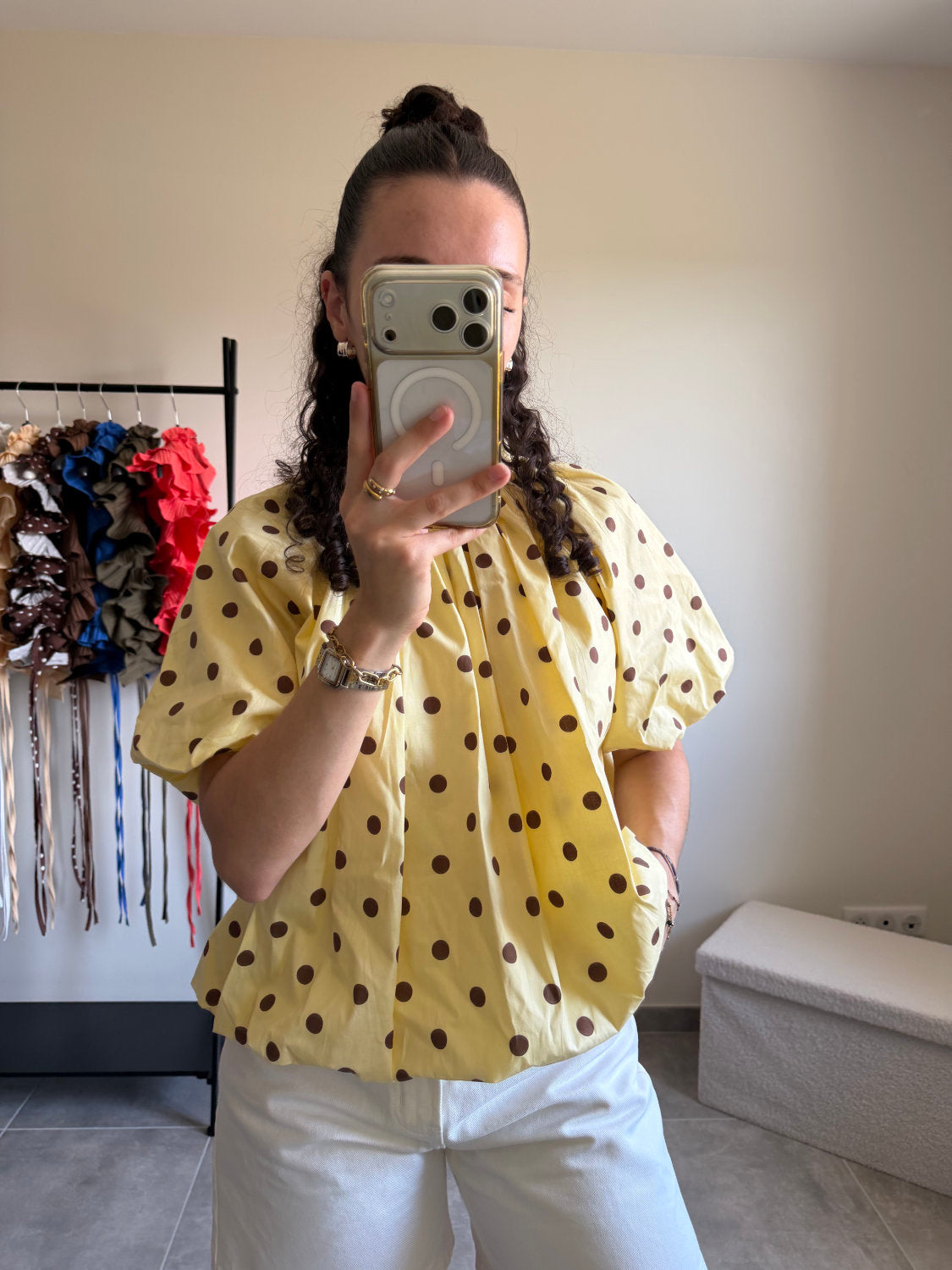 Blouse manches courtes à pois marron dos ouvert