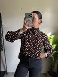 Blouse manches longues à pois blancs avec noeud