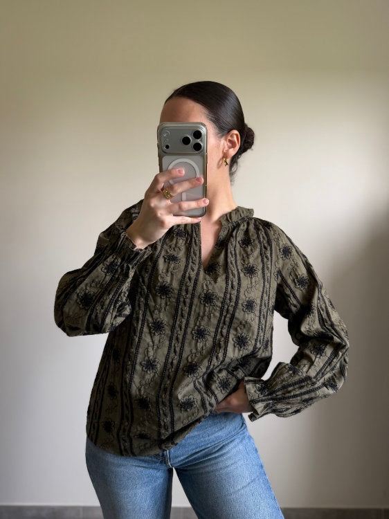 Blouse manches longues broderies noires