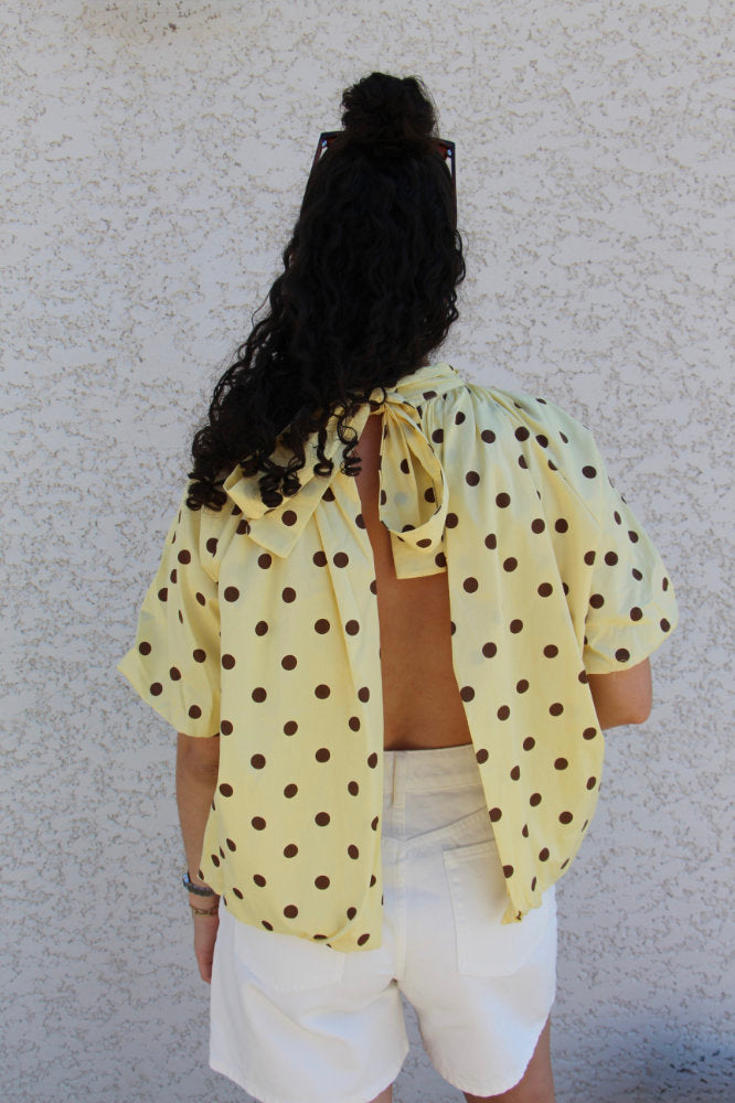 Blouse manches courtes à pois marron dos ouvert