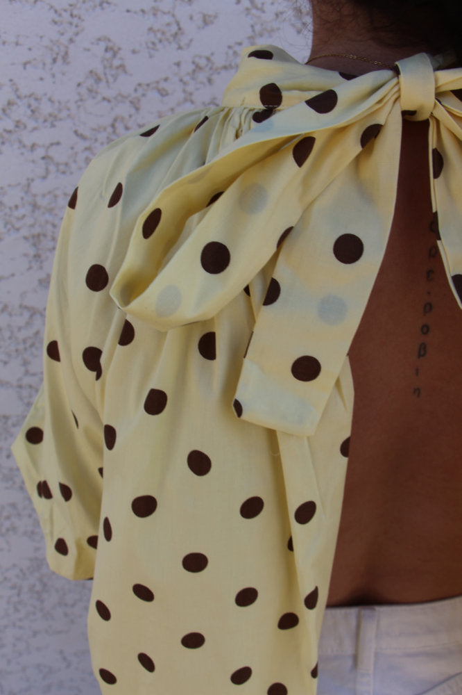 Blouse manches courtes à pois marron dos ouvert