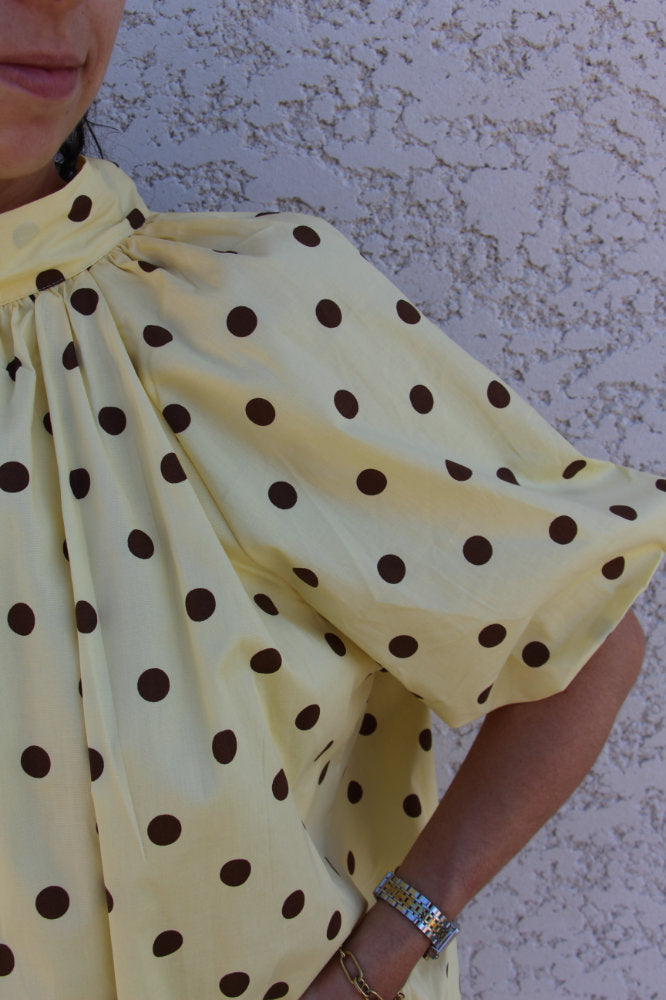 Blouse manches courtes à pois marron dos ouvert