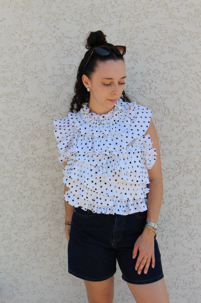 Blouse sans manches avec pois noirs effet ruché dos nu