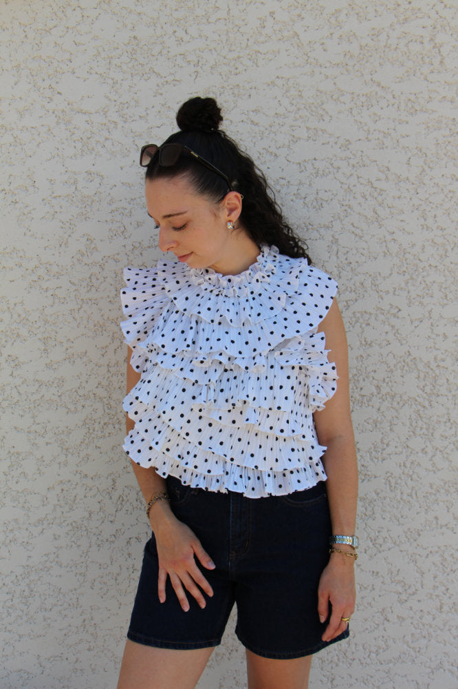 Blouse sans manches avec pois noirs effet ruché dos nu