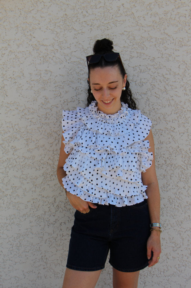 Blouse sans manches avec pois noirs effet ruché dos nu