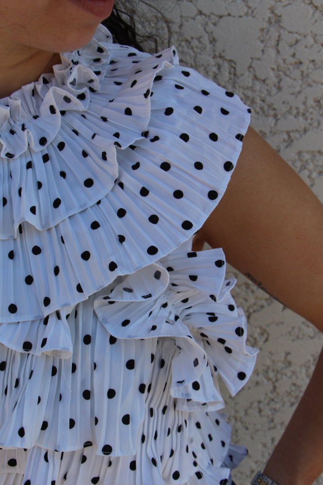 Blouse sans manches avec pois noirs effet ruché dos nu