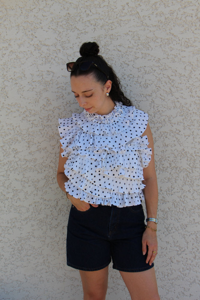 Blouse sans manches avec pois noirs effet ruché dos nu