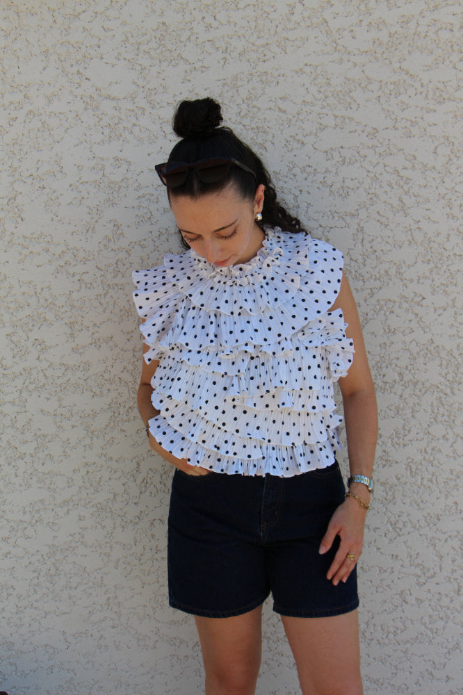 Blouse sans manches avec pois noirs effet ruché dos nu