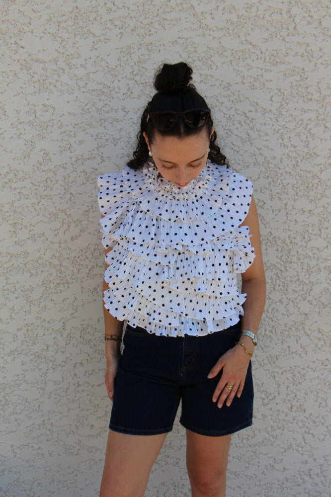 Blouse sans manches avec pois noirs effet ruché dos nu