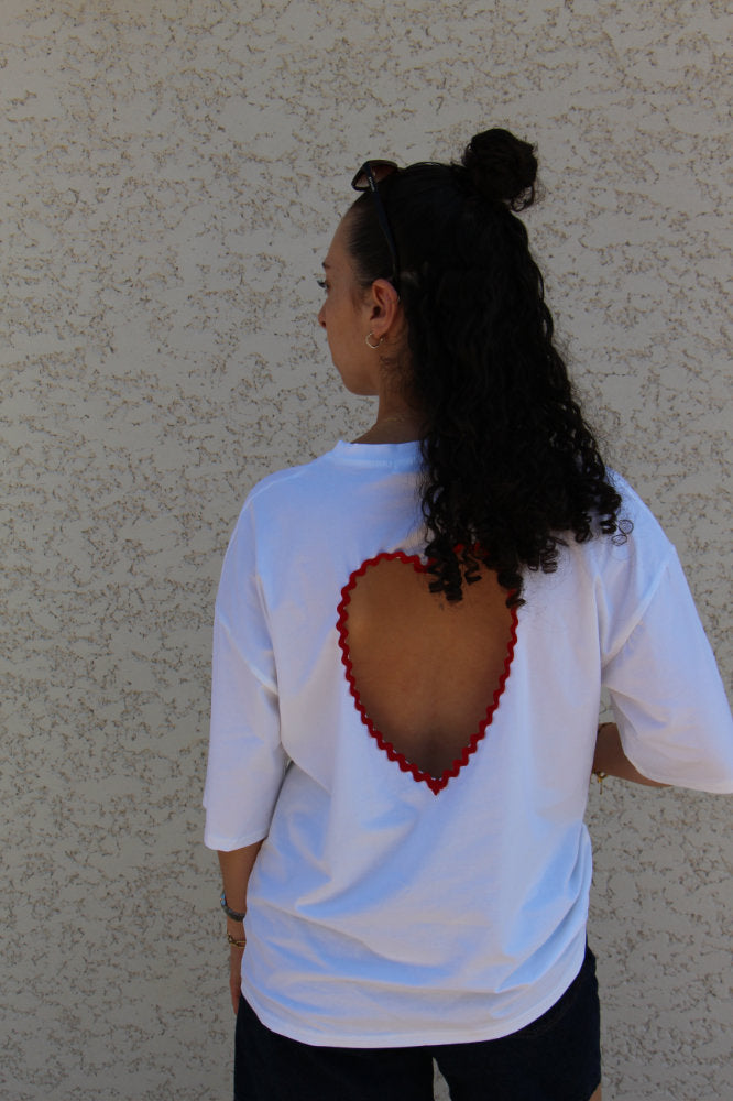 Tee shirt détail cœur rouge dans le dos