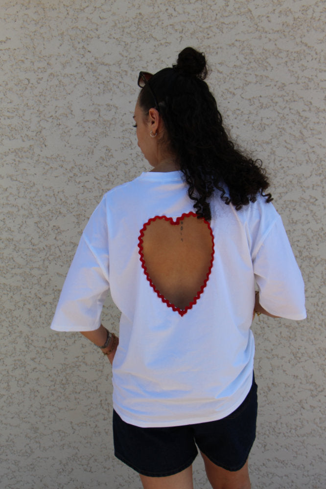 Tee shirt détail cœur rouge dans le dos