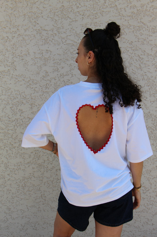 Tee shirt détail cœur rouge dans le dos