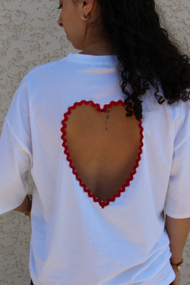 Tee shirt détail cœur rouge dans le dos