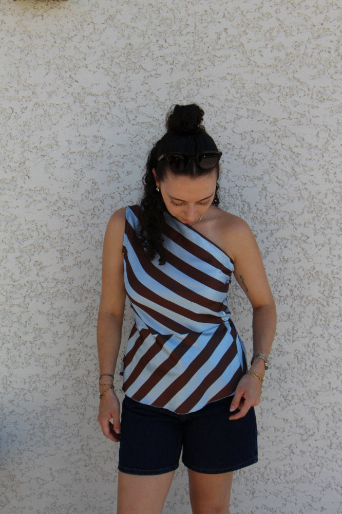 Top sans manches asymétrique satiné à rayures